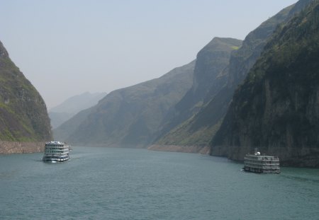 Cruise Ships on the Yangtze River - trip, china, cruise ship, yangtze river