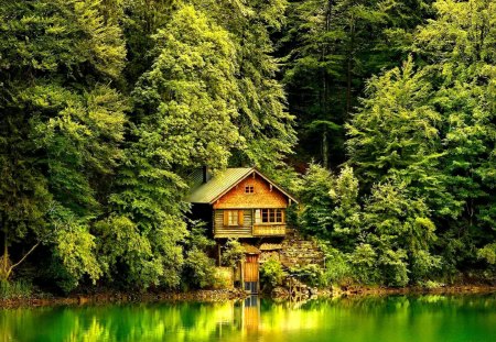 Alpine bungalow - sun rays, forest, light, reflection, mountain, calmness, shore, alpine, riverbank, view, bungalow, lake, emerald, trees, water, beautiful, river, nature, green, peaceful, shine