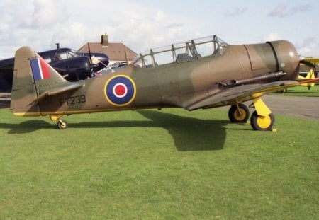 ww11 warbird - north american, harvard t6