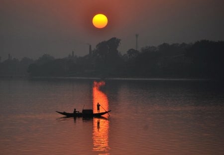 PESCADORES  &  POR DO SOL - luz, pescador, sol, barco, natureza, rio