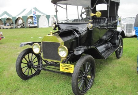 1912 Black Ford in the car show - headlights, wheels, yellow, car, photography, ford, plate, black