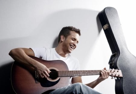 Pablo Alboran - guitar, happy, song, spanish, pablo alboran, singer, music, man