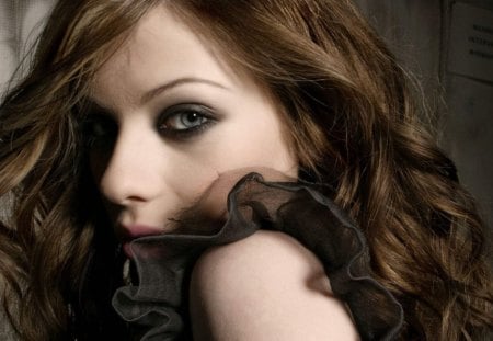 Michelle Trachtenberg - actress, female, blue eyes, long curly hair, nice pic, black look