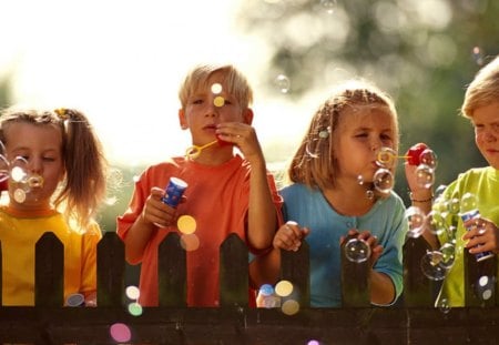 Bolinha de sabao - criancas, brincando, meninos, meninas