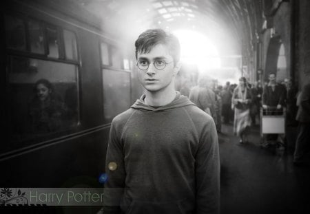 Harry Potter - Black and White Train Station - train station, harry potter, daniel radcliffe, black and white, british