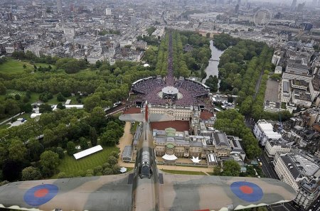 Queens Diamond Jubilee - buckingham, past, fly, palace