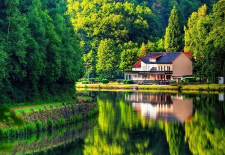 House on the lake shore - lakeshore, cottage, riverbank, peaceful, sun, countryside, greenery, water, vriver, reflection, calmness, river, sunny, house, tree, pond, lake, mountain, park, summer, shore, nature, forest, beautiful, cabin, flowers, synny day