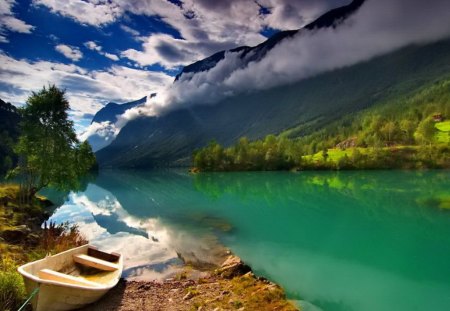 Abandoned boat on the lakeshore