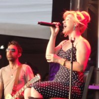 Singer Kelly Clarkson