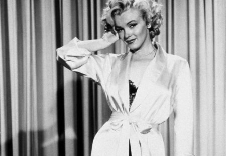 Always stylishâ™¥ - marilyn monroe, beautiful, actress, movies, blonde, entertainment