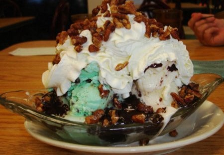 Huge Sundae - ice cream, chocolate, dessert, sundae