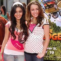 Miley Cyrus And Vannessa Ann Hudgens!!!!