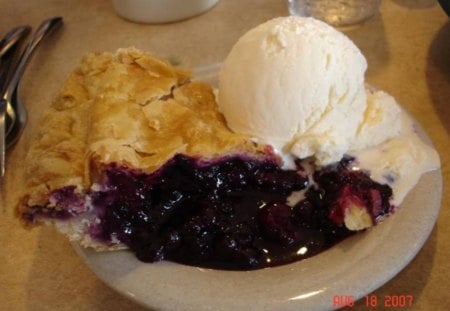 Blackberry Pie Ala Mode - ice cream, blackberry, pie, blackberry pie ala mode, ala mode