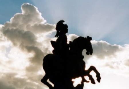 Statue Louis XIV dans la cour du Louvre à Paris. - good silhouette, good shot