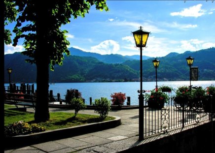 Lago di Orta - street, trees, lamps