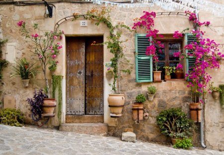 Beautiful Home - beauty, home, door, beautiful, place, flowers, house, old