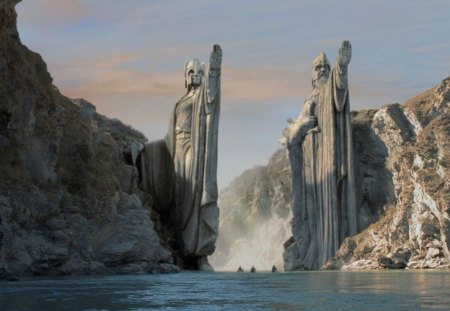 lotr-kings of old - boats, water, people, cliffs, statues