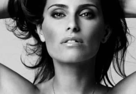 Nelly Furtado: black and white babe