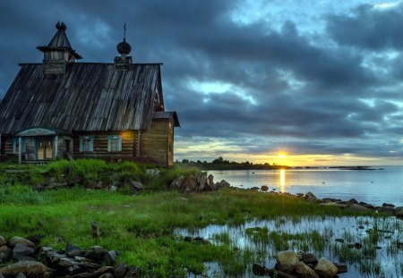 Lake House - beauty, sky, old house, sun, peaceful, water, sunset, view, reflection, clouds, lake house, green, house, sunrays, grass, old, rays, sunbeams, houses, sunlight, lovely, nature, lakw, beautiful, splendor, colors, sunrise