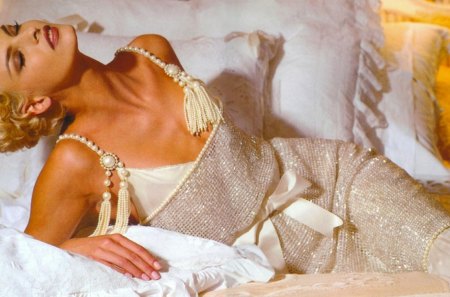 Linda Evangelista - femininity - woman, beauty, pearls, famous, bed, 90s, lips, classy, photography, blond, linda evangelista, supermodel, face, white, pretty, elagant, sexy, sensual, fashion, red lips, chic, sparkle, star, femininity, beautiful, celebrity