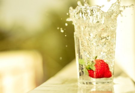 STRAWBERRY SPLASH - strawberries, glasses, thirst quenchers, water, drinks, splashes, cocktails, fruit