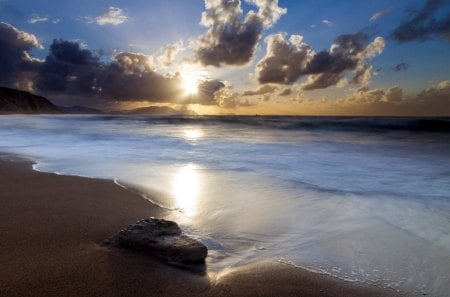 Lovely Sunset - beauty, sky, beach, ocean waves, sun, peaceful, sunset, amazing, view, reflection, clouds, sunrays, sand, rays, ocean, sunlight, lovely, waves, nature, beautiful, splendor, sea