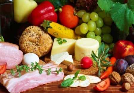 Breakfast - branzeturi, legume, fructe, sunculita