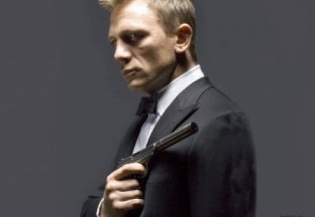 Daniel Craig - male, sexy guy, actor, gun, blonde hair, smoking, cute pic