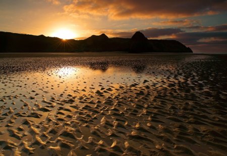 Golden Sunset - sunbeams, beautiful, beach, amazing, ocean, golden sunset, view, golden, nature, sunset, rays, landscape, beauty, sun, peaceful, sky, sand, sunrays, sunlight, clouds, lovely, splendor, sea