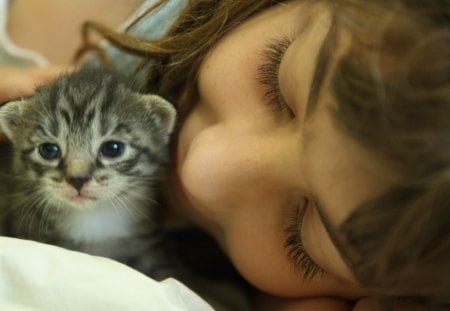 Tender kissâ™¥ - paw, love, girl, animals, child, pet, lovely, kitten, tiny, forever, kiss, pretty, cats, small, little