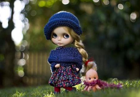 Warm spring - spring away, learning is best, alone, satisfied with doll