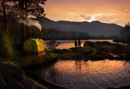 Trecking - tent, water, mountains, people