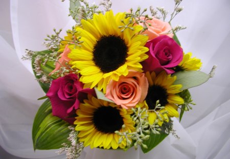 Floral experience♥ - roses, sunflowers, yellow, fashion, entertainment, precious, fresh, magnificent, hot pink, combination, beautiful, lovely, sweet, wonderful, green, bright, floral