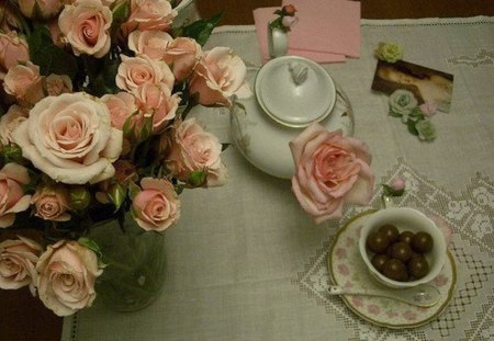 TEA TIME WITH ROSES