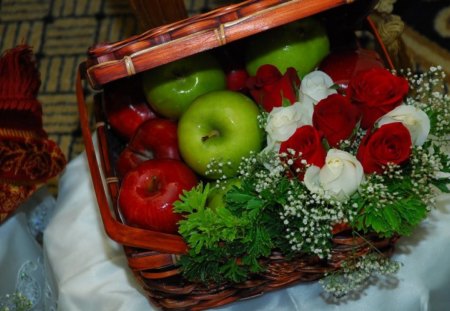 ***Baskets For You Dear ...*** - martwa, natura, jablka, roze, koszyk