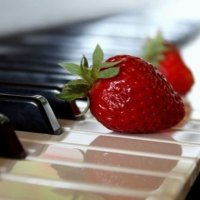 *** Strawberry on the piano ***