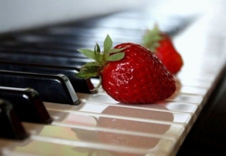 *** Strawberry on the piano *** - pianino, owoce, klawisze, truskawka