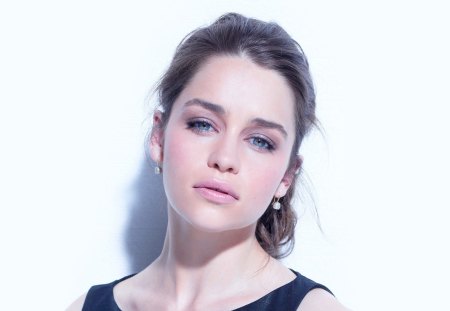 Emilia Clarke - game of thrones, people, british, emilia clarke, beautiful, tv series, entertainment, daenerys targaryen, celebrity