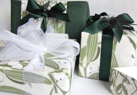 Green giftsâ™¥ - nice, love, bows, ribbons, wrap, fashion, entertainment, white, holidays, forever, presents, green, gifts