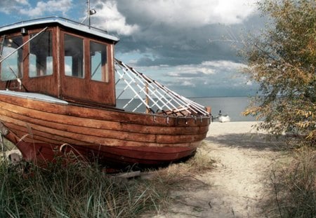 BOAT ON THE SAND - beach, sea side, sand, boat