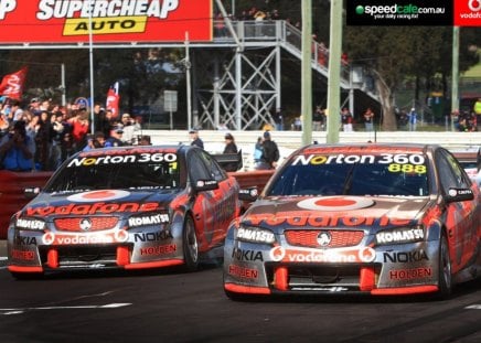 2011 Bathurst 1000km Race finish - holden, vodaphone, skaife, lowndes