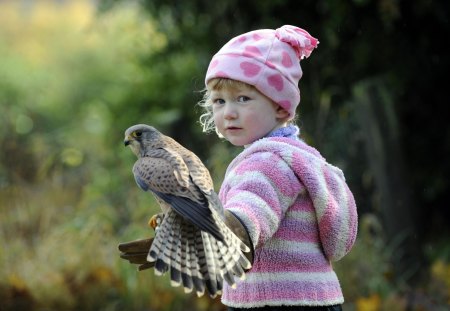 *** Girl and falcon *** - sokol, dzieci, dziewczynka, ludzie