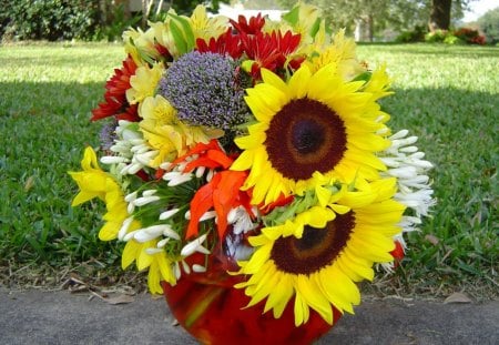 Happy Thanksgivingâ™¥ - flowers, bouquet, warm, love, yellow, centerpiece, forever, sunny, sunflowers, arrangement, nature