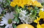 Bouquet of yellow and white flowers