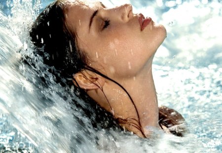 selena gomez in water