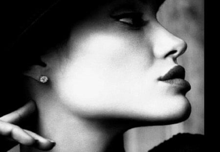 WOMAN - main, noir, profil, chapeau