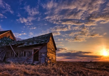 OLD RUSTY FARM HOUSE IN SUNSET - rusty farm, sunset, old, hd, farm