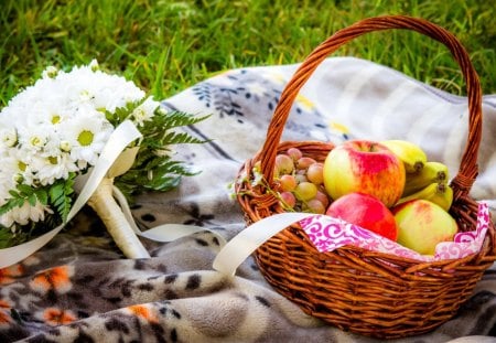 Picnic - beauty, peaceful, daisy, basket, bouqurt, romance, green, daisies, grass, apple, fruits, picnic, lovely, apples, nature, romantic, beautiful, splendor, flowers, grapes, colors