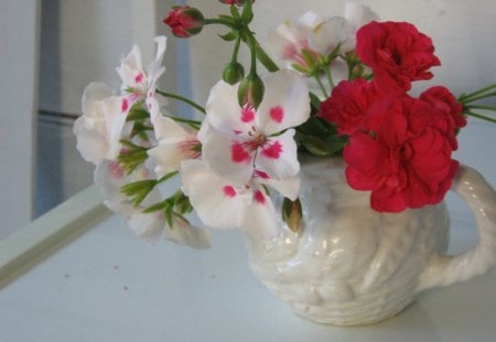 âœ¿ Lovely geranium âœ¿ - red, flowers, love, centeriece, forever, fresh, garden, white, cut, lovely sweet, geranium, arrangement