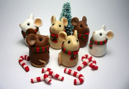 ๑♥๑ Sweet Mouse Family ๑♥๑ - candy cane, warm, pretty, scarves, rodents, brown, chocolate, mouse, lovely, sweet, family, tiny, white, christmas tree, red, animals